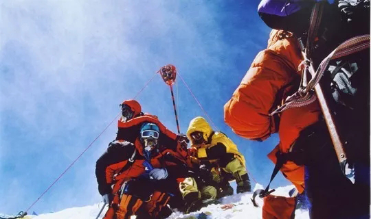 2005年，紅色全站儀覘標(biāo)豎立在珠峰之巔